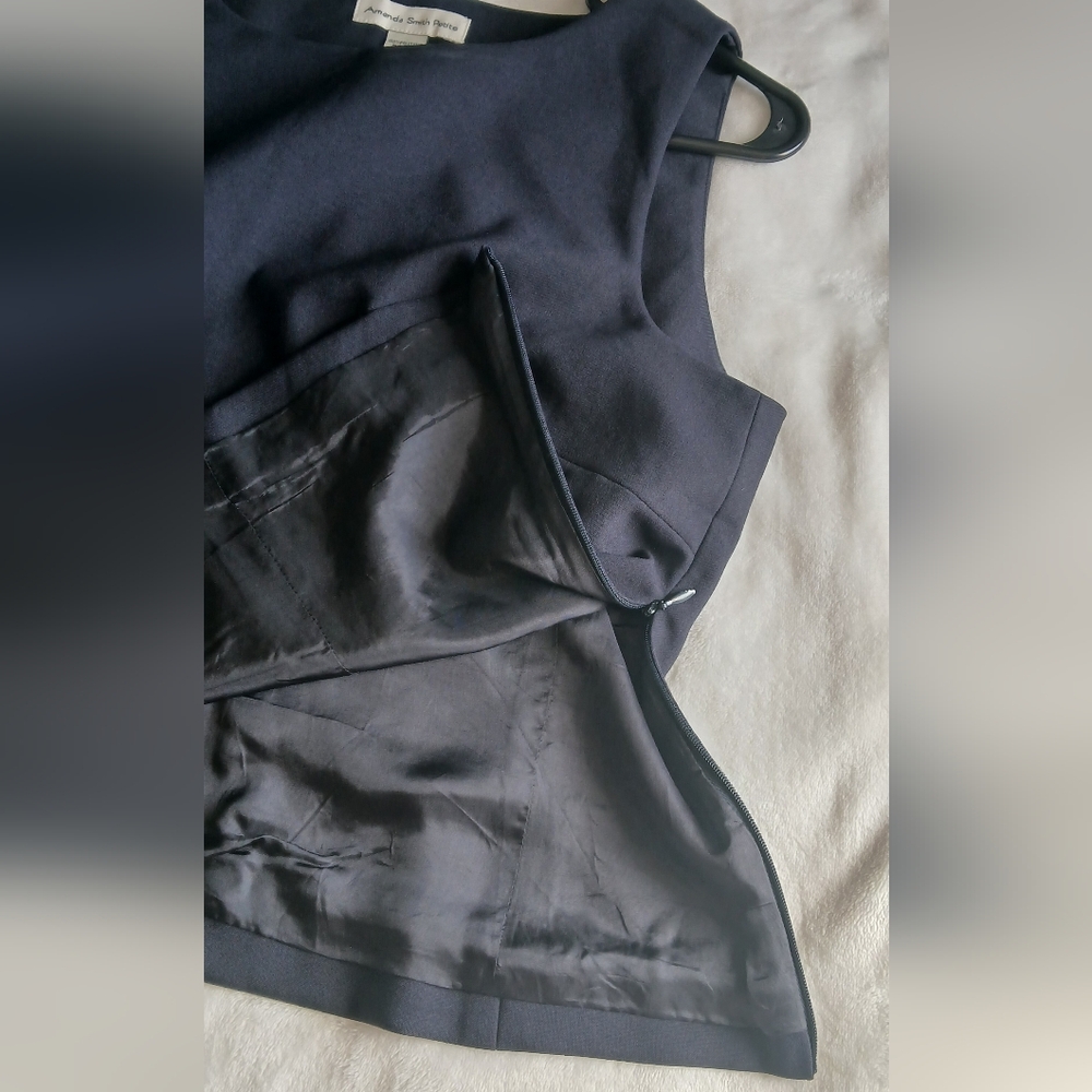 Elegant Black Sleeveless Top - Picture 5 of 7